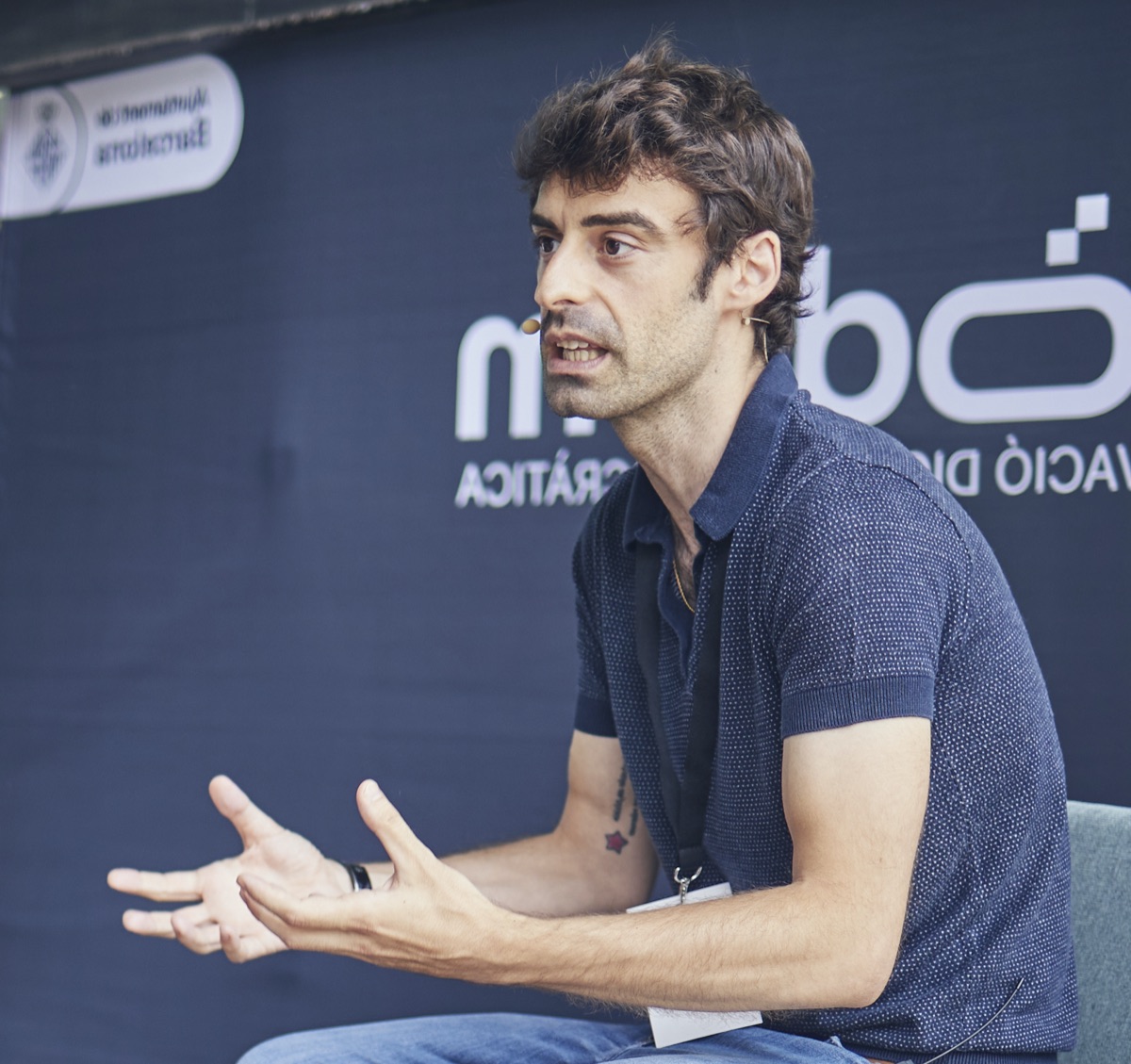 Albert Martín-Gómez parlant en una jornada sobre democràcia digital